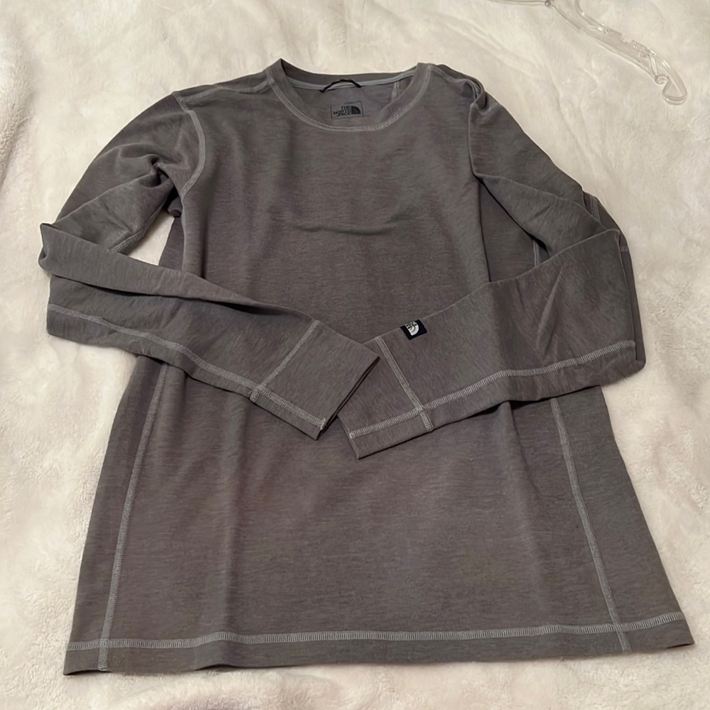 The north face men’s crew neck, long sleeve shirt